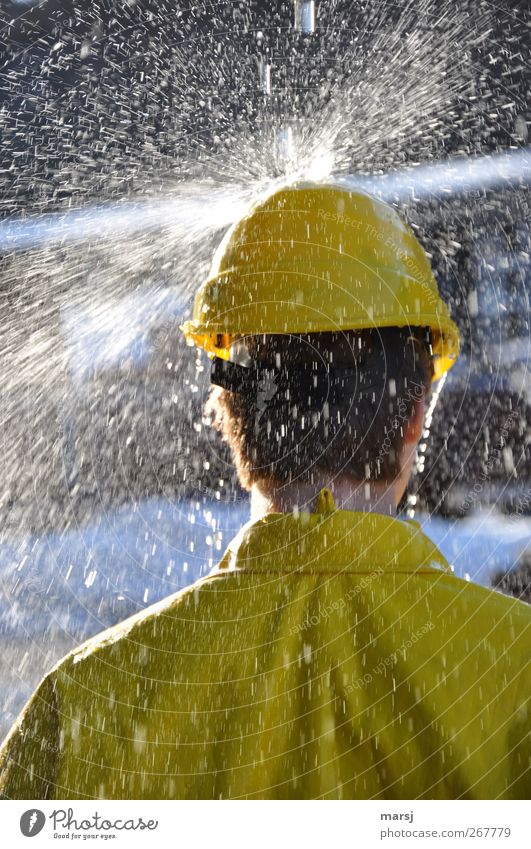 Gelb und nass Arbeit & Erwerbstätigkeit Beruf Handwerker Bauarbeiter Industrie Baustelle Mensch maskulin Junger Mann Jugendliche Kopf 1 18-30 Jahre Erwachsene