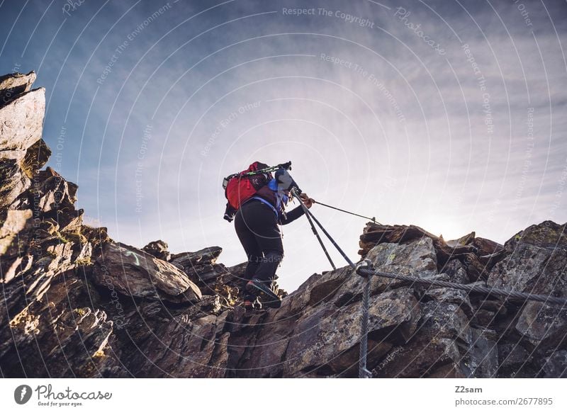 Junge Frau auf dem Klettersteig Freizeit & Hobby Freiheit Expedition Berge u. Gebirge wandern Klettern Bergsteigen Jugendliche Natur Landschaft Himmel