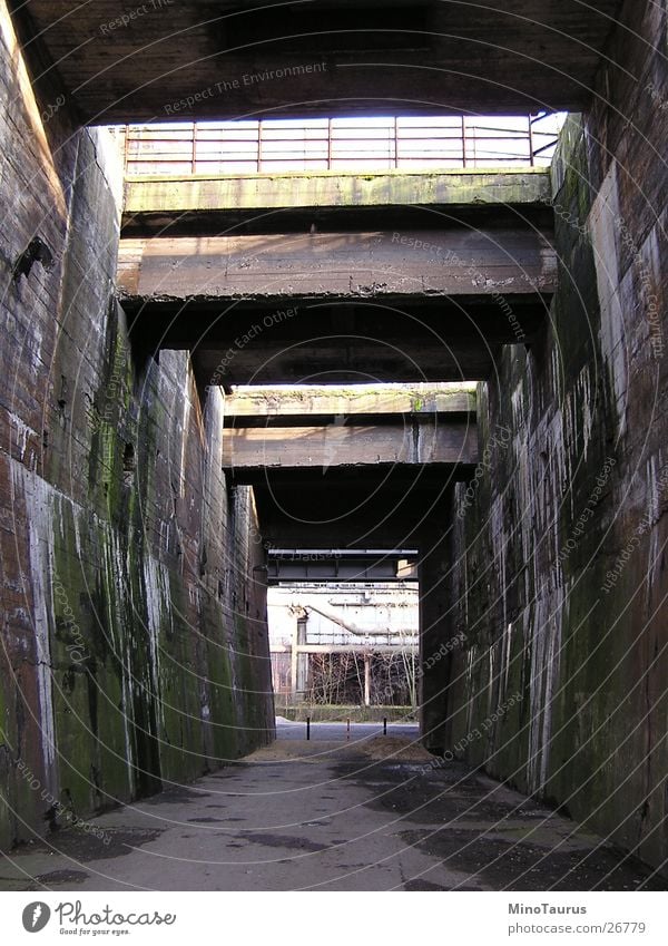 Dunkle Gasse wettergeschützt Licht Lichtspiel Schattenspiel veraltet dreckig Duisburg Strukturwandel unheimlich gruselig Ghetto Architektur Wege & Pfade