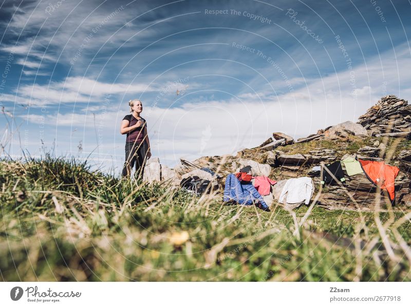 Junge Frau macht Pause auf dem Gipfel Ferien & Urlaub & Reisen Expedition wandern Klettern Bergsteigen Jugendliche Natur Landschaft Sommer Schönes Wetter Gras