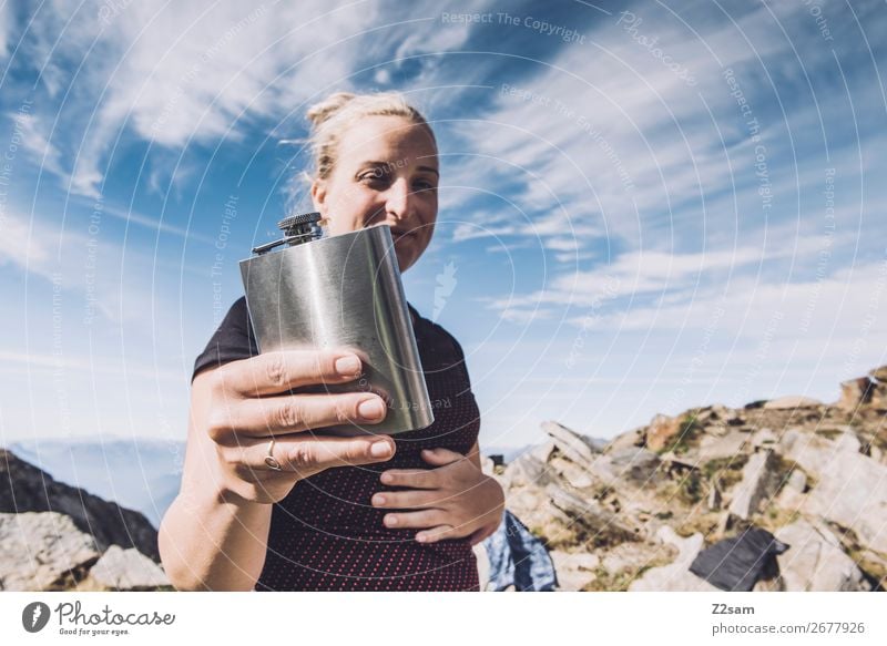 Gipfelschnaps gefällig Ferien & Urlaub & Reisen wandern Klettern Bergsteigen Junge Frau Jugendliche Natur Landschaft Schönes Wetter Felsen Alpen festhalten