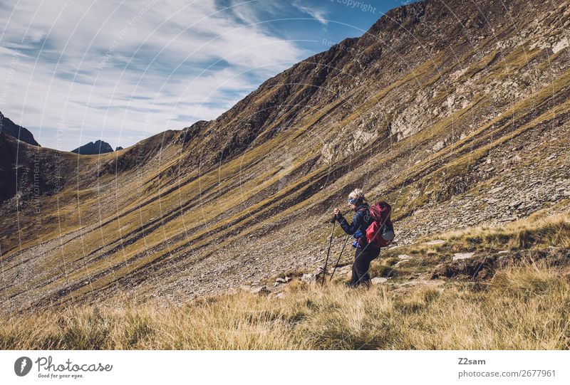 Junge Frau beim Abstieg vom Hirzer in Südtirol | E5 Ferien & Urlaub & Reisen Expedition Sommer Berge u. Gebirge wandern Klettern Bergsteigen Jugendliche Natur