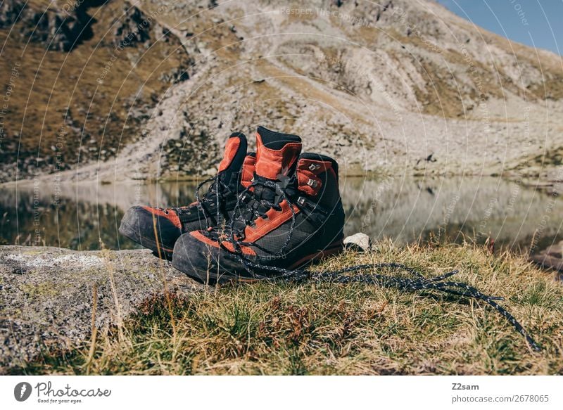 Wanderschuhe vor Bergpanorama Berge u. Gebirge wandern Klettern Bergsteigen Natur Landschaft Sommer Schönes Wetter Wiese Felsen Alpen Gipfel Gebirgssee Stiefel