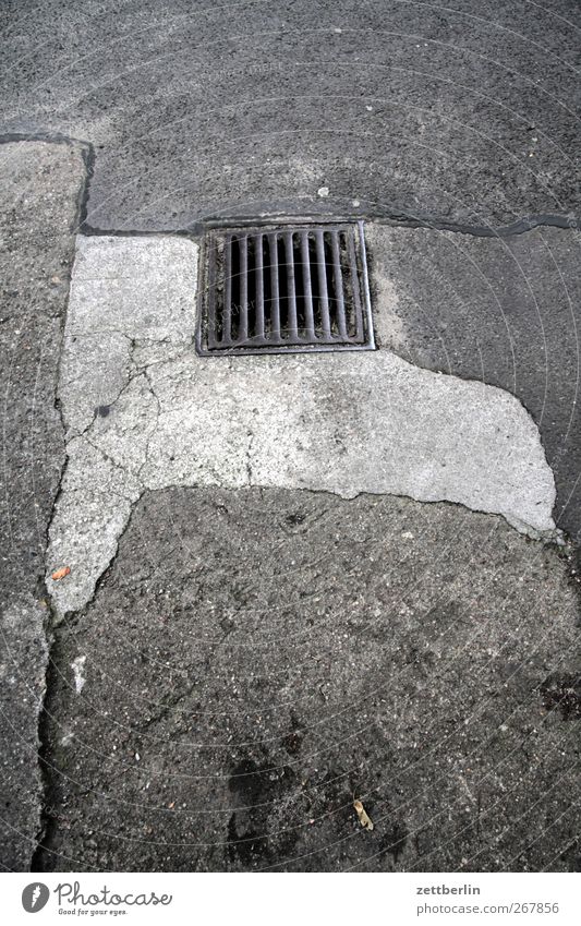 Gulli Stadt Platz Marktplatz Bauwerk Gebäude Architektur Verkehr Verkehrswege Straße Wege & Pfade alt Gully Abwasser entwässern Beton Asphalt Hof Hinterhof