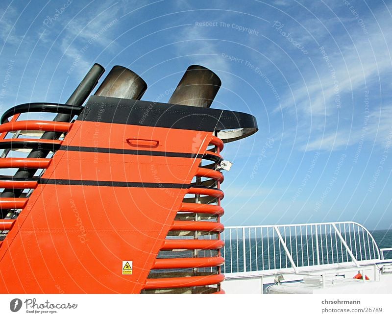 Schiffsdeck Wasserfahrzeug Fähre Auspuff Schornstein Meer Wolken rot Schifffahrt Endrohr Parkdeck Blauer Himmel schöner Tag Sonne blau