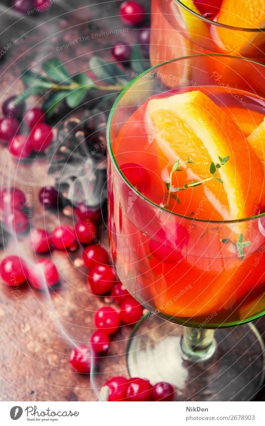 Punsch mit Früchten Sangria Glühwein Alkohol Bowle trinken Weinglas orange Glas Frucht Preiselbeeren Rauch Verdunstung Getränk Saft Cocktail frisch Sommer