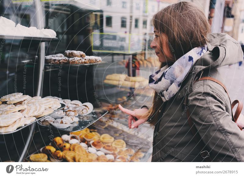 Frau, die süße Kuchen im Straßencafé wählt. Dessert Kaffee Lifestyle kaufen Glück Freizeit & Hobby Restaurant Erwachsene Lächeln lecker Café auserwählend