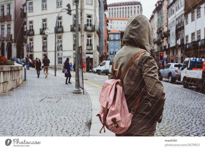 Touristenfrau zu Besuch in Porto, Portugal. Lifestyle Ferien & Urlaub & Reisen Tourismus Abenteuer Sightseeing Frau Erwachsene Kultur Landschaft Stadt Brücke