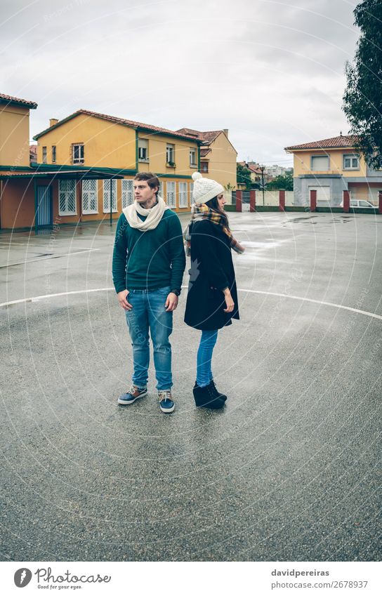 Ernsthaftes junges Paar in Winterkleidung, das im Freien steht. Lifestyle schön Erholung Freizeit & Hobby Mensch Frau Erwachsene Mann Freundschaft Herbst Regen