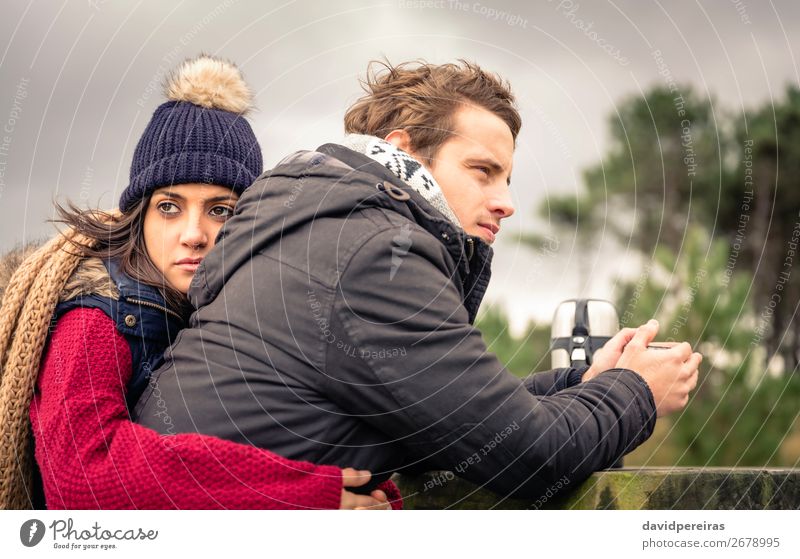 Junges Paar, das sich umarmt und ein heißes Getränk im Freien genießt. Kaffee Tee Lifestyle Glück Meer Winter Berge u. Gebirge Frau Erwachsene Mann Hand Natur