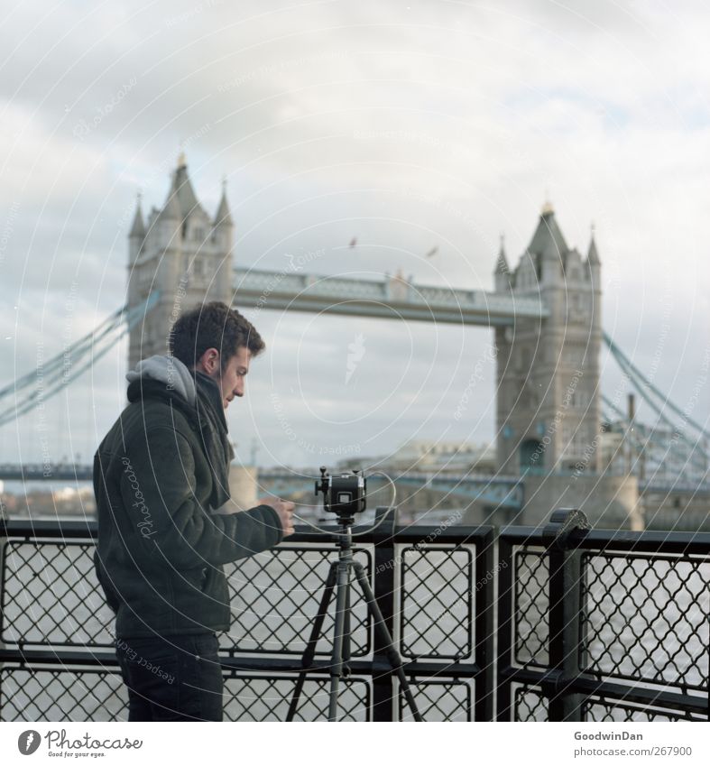 Oli. Mensch maskulin Freundschaft 1 London Stadt Hauptstadt Stadtzentrum Altstadt Sehenswürdigkeit Wahrzeichen Tower Bridge warten kalt Zufriedenheit