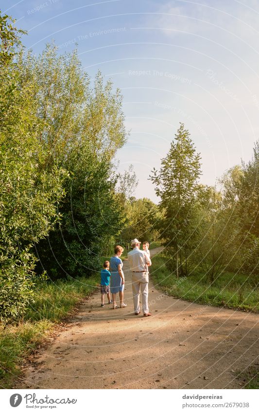 Großeltern und Enkelkinder, die im Freien spazieren gehen. Lifestyle Freizeit & Hobby Sommer Kind Mensch Baby Junge Frau Erwachsene Mann Eltern Großvater