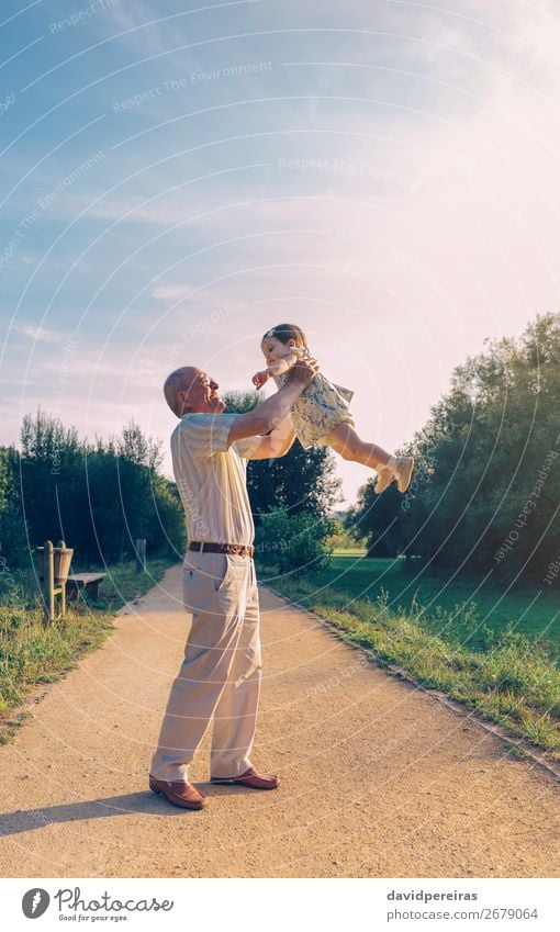 Senior Mann spielt mit Baby Mädchen Lifestyle Glück Erholung Freizeit & Hobby Spielen Sommer Mensch Kleinkind Frau Erwachsene Eltern Großvater