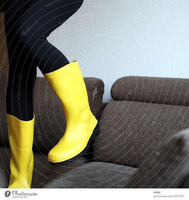 Krawall und Remmidemmi Lifestyle Freude Häusliches Leben Sofa Wohnzimmer Tanzen Beine Fuß 1 Mensch Leggings Gummistiefel laufen stehen toben Coolness frech