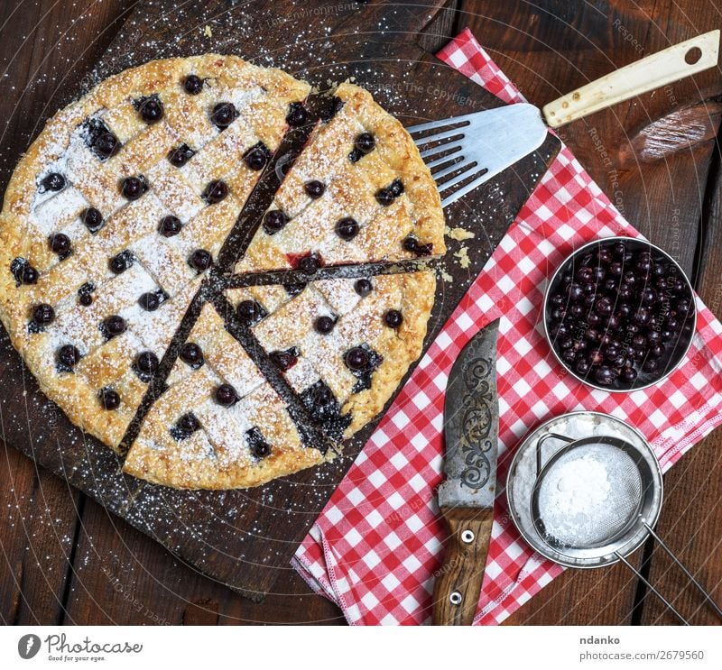 gebackener runder schwarzer Johannisbeerkuchen in Stücke geschnitten Frucht Teigwaren Backwaren Kuchen Dessert Süßwaren Ernährung Tisch Holz frisch lecker oben