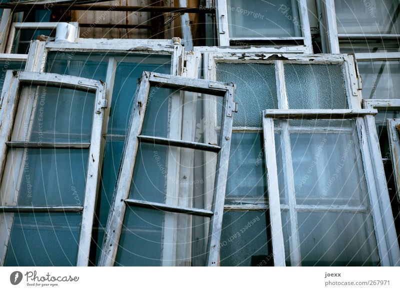 Fensterplatz Holz Glas alt blau schwarz weiß Vergänglichkeit Wandel & Veränderung Renovieren Farbfoto Gedeckte Farben Außenaufnahme Menschenleer Tag Kontrast