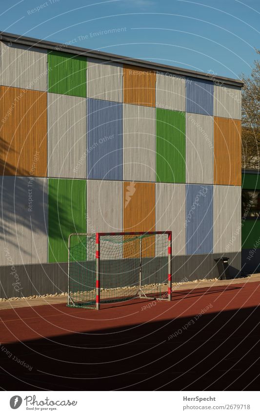 bunte Ablenkung Sport Ballsport Fußball Sportstätten Fußballplatz Bauwerk Gebäude Mauer Wand Beton Freundlichkeit Fröhlichkeit frisch mehrfarbig Tor Fußballtor