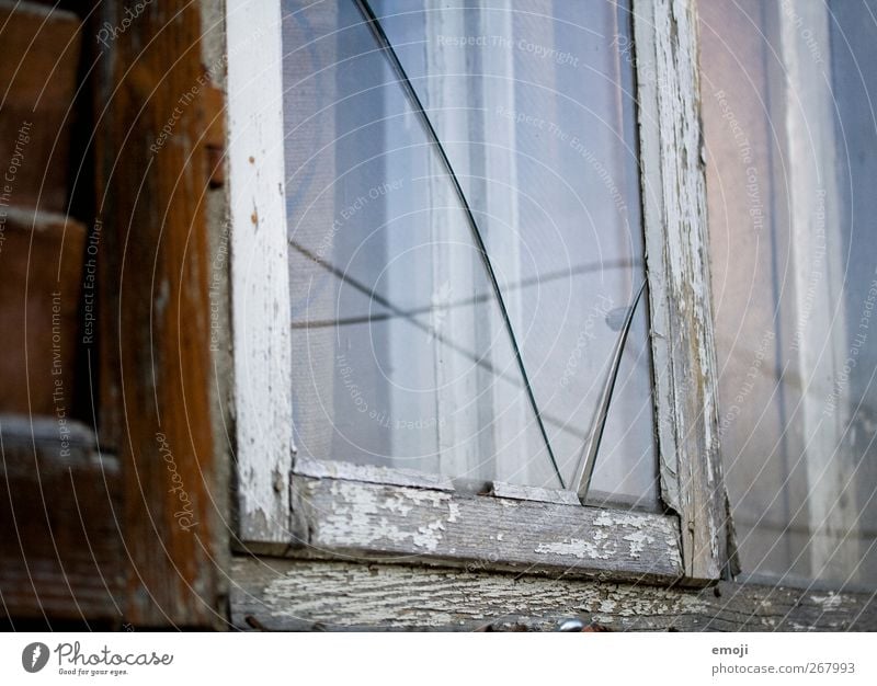 MyKind of Love Mauer Wand Fassade Fenster Fensterscheibe Glas Glasscheibe alt kaputt Scherbe Riss Farbfoto Außenaufnahme Menschenleer Tag Dämmerung