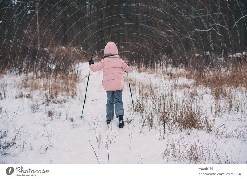 fröhliches Kind Mädchen Skifahren im Winter Schneewald Freude Freizeit & Hobby Ferien & Urlaub & Reisen Abenteuer Winterurlaub Sport Skier Landschaft Wald wild