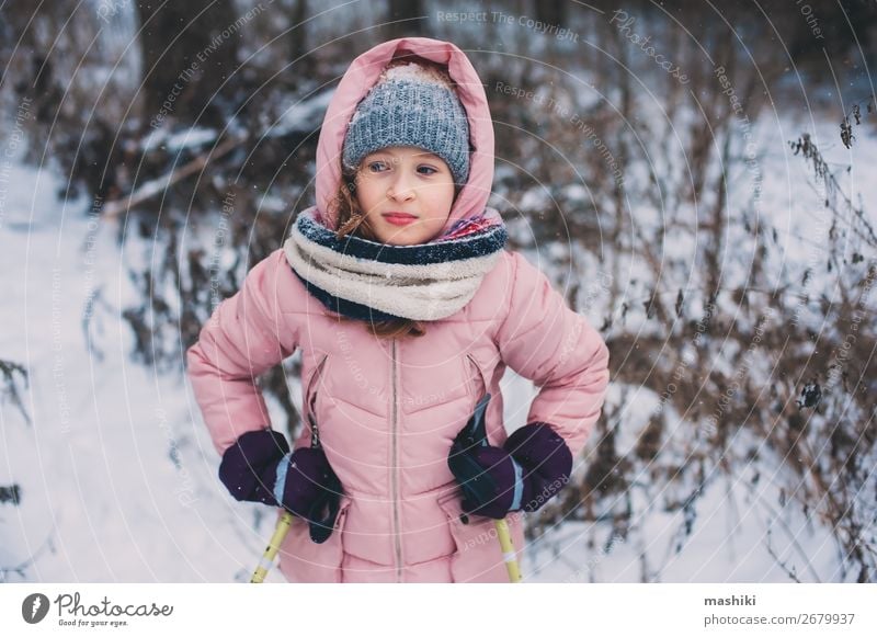 fröhliches Kind Mädchen Skifahren im Winter Schneewald Freude Freizeit & Hobby Ferien & Urlaub & Reisen Abenteuer Sport Jugendliche Landschaft Wald wild