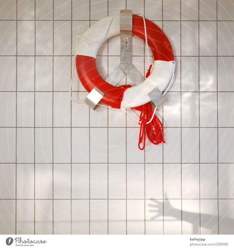 frauen und kinder zuerst Schwimmbad Rettung Hilfsbereitschaft Schwimmhilfe Rettungsring Farbfoto Innenaufnahme Licht Schatten Kontrast Reflexion & Spiegelung