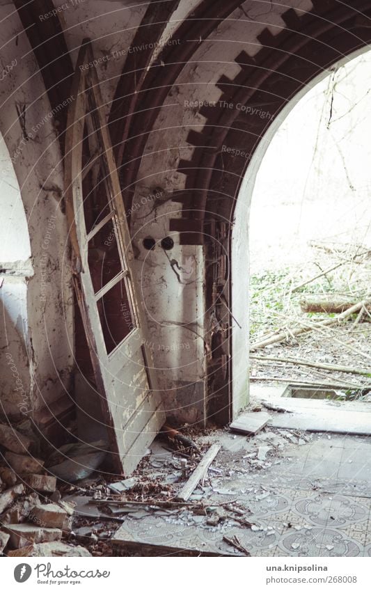 aus den angeln heben Umwelt Haus Ruine Gebäude Mauer Wand Fenster Tür Tor alt bedrohlich dreckig kaputt Verfall Vergangenheit Vergänglichkeit Bogen Bauschutt