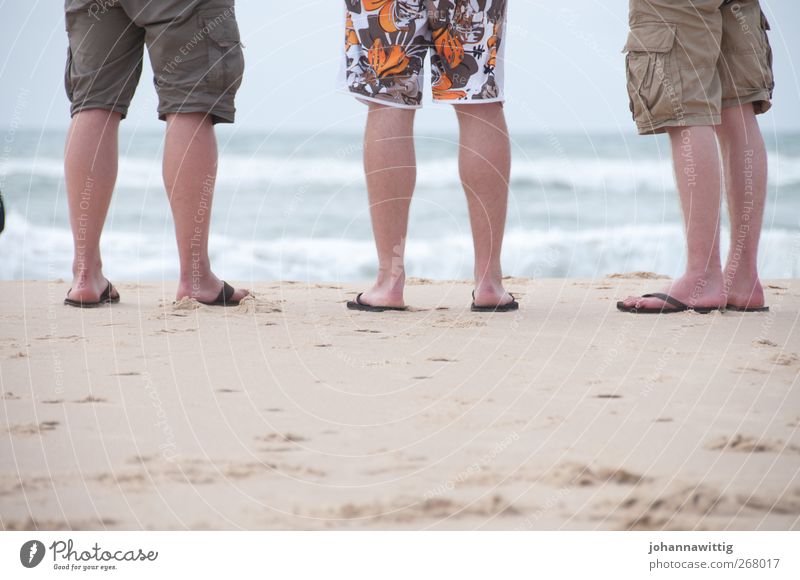 alter strand Ferien & Urlaub & Reisen Sommer Sommerurlaub Meer Wellen Mensch Junger Mann Jugendliche Leben Beine 3 Flipflops Sand stehen Farbfoto