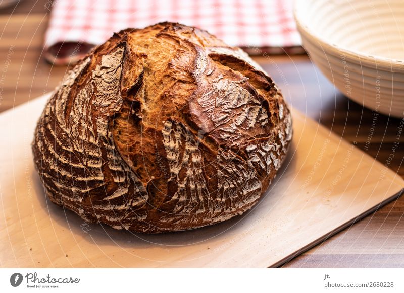 frisch gebackenes Brot Lebensmittel Abendessen Bioprodukte Gesunde Ernährung Häusliches Leben Küche Erntedankfest Bäcker Bäckerei Holz Duft lecker braun