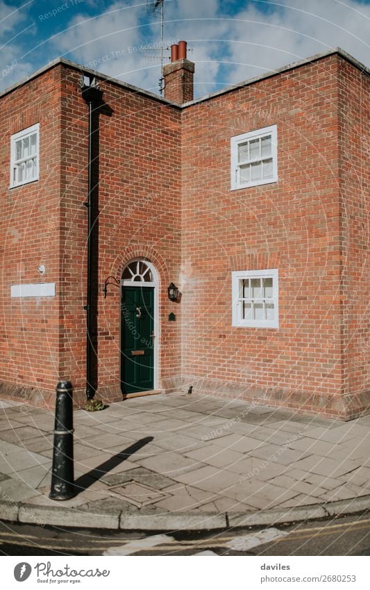 Traditionelle Hausfassade in England. kaufen Wohnung Hausbau Europa Dorf Stadt Gebäude Architektur Mauer Wand Fassade Tür Straße Backstein braun orange rot weiß