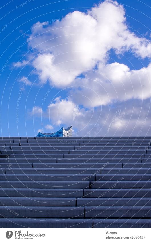 ein bisschen Harmonie Himmel Wolken Schönes Wetter Hamburg Hafenstadt Menschenleer Architektur Elbphilharmonie Treppe Sehenswürdigkeit Wahrzeichen Linie Spitze