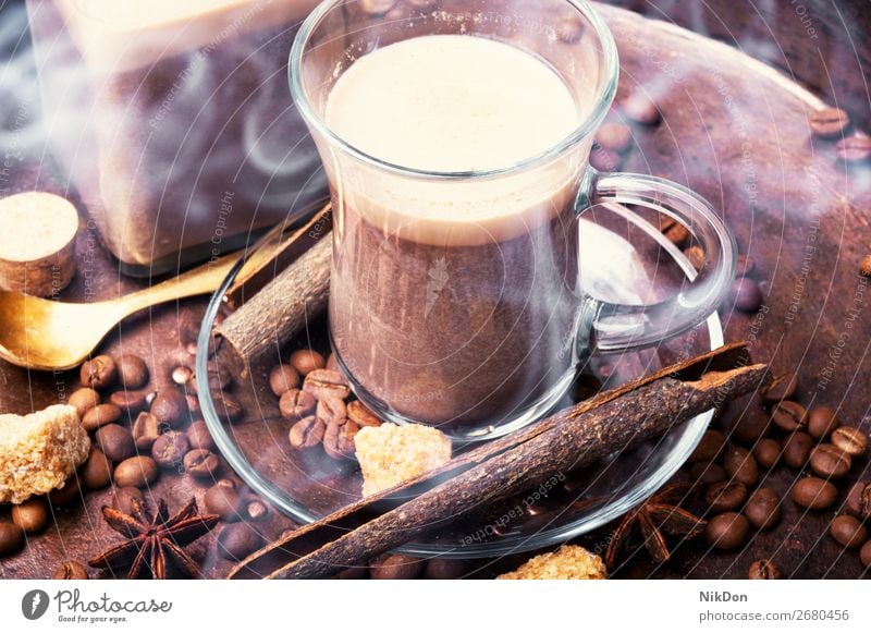 Heisse Kaffeetasse mit Kaffeebohnen trinken Bohne Espresso braun Café Tasse Koffein Aroma heiß dunkel Morgen Becher gebraten Getränk altehrwürdig Latte Mokka