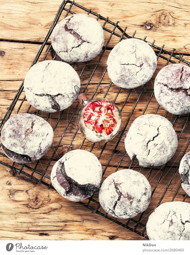 Schokoladenkekse für Weihnachten Keks süß Feiertag Dessert Winter traditionell festlich Biskuit gebacken selbstgemacht Zuckerguß Kuchen rustikal weiß Bonbon