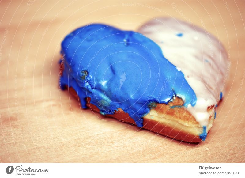 Geteilte Herzen Lebensmittel Teigwaren Backwaren Kuchen Süßwaren Ernährung Frühstück Kaffeetrinken Picknick lecker süß Pfannkuchen Blätterteig Zuckerguß