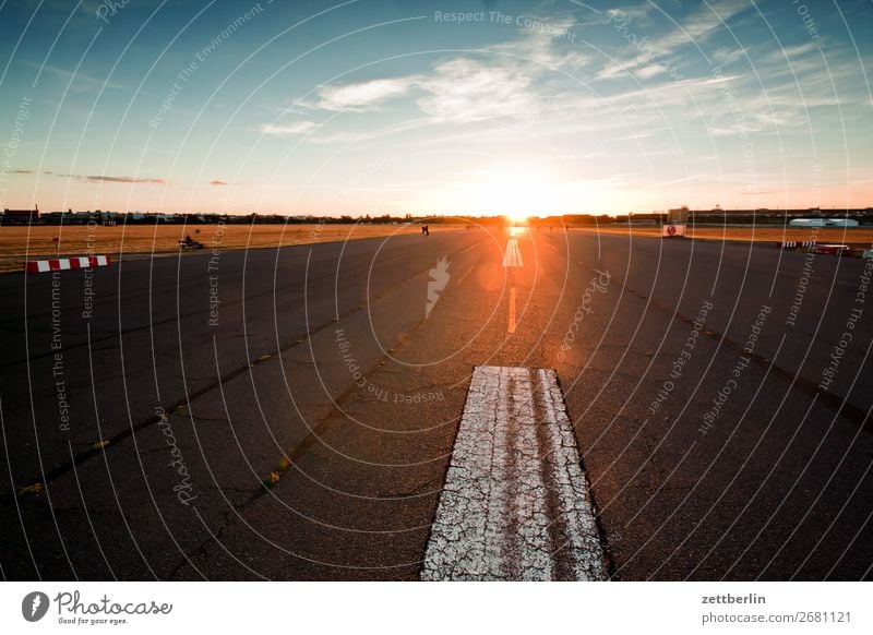 Flughafen Tempelhof Abenddämmerung Berlin Dämmerung Farbenspiel Feierabend Ferne Flugplatz Himmel Himmel (Jenseits) Horizont Menschenleer Romantik Perspektive