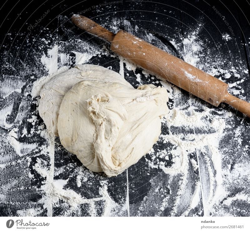 Weizenmehlteig und Holzrolle Teigwaren Backwaren Brot Tisch Küche frisch weiß rollierend Stecknadel Pizza Mehl Lebensmittel Bäckerei Hintergrund Aussicht