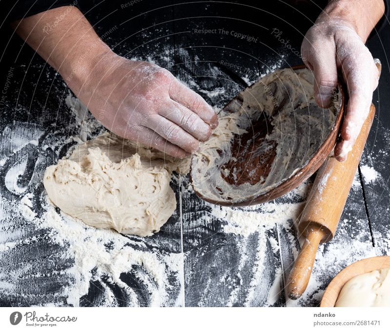 Männerhände kneten Weizenweißmehlteig Teigwaren Backwaren Brot Ernährung Teller Tisch Küche Koch Mann Erwachsene Holz machen schwarz Tradition Mahlzeit