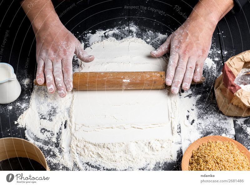 verfahren zur herstellung von teig durch männliche hände Teigwaren Backwaren Brot Tisch Küche Mensch Hand 30-45 Jahre Erwachsene Sieb machen schwarz weiß