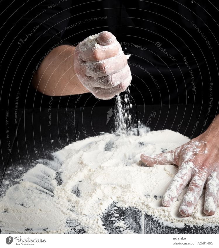 weißes Weizenmehl auf einem schwarzen Holztisch Teigwaren Backwaren Brot Tisch Küche Arbeit & Erwerbstätigkeit Koch Mensch Hand machen dunkel frisch nass Kneten