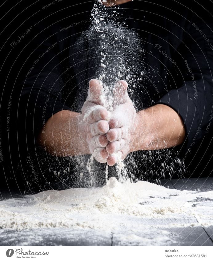 Männerhände und Spritzer Weizenweißmehl Teigwaren Backwaren Brot Tisch Küche Koch Mensch Hand Holz machen dunkel schwarz platschen Mehl Pizza Bäckerei gebastelt