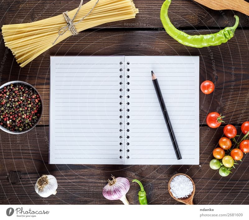 leeres Notizbuch mit weißen Blättern, rohe lange Paste Teigwaren Backwaren Kräuter & Gewürze Ernährung Vegetarische Ernährung Tisch Küche Buch Blatt Papier Holz