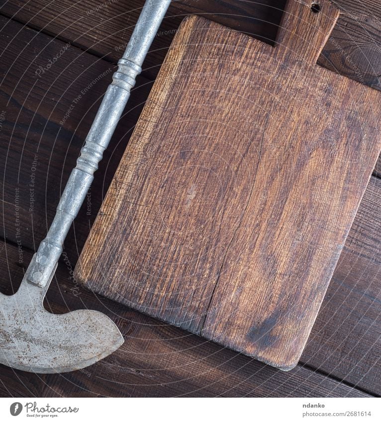 Eisenbeil zum Schneiden von Fleisch oder Gemüse Messer Küche Werkzeug Holz Metall Stahl Rost alt dreckig retro braun Antiquität Hintergrund Klinge Holzplatte