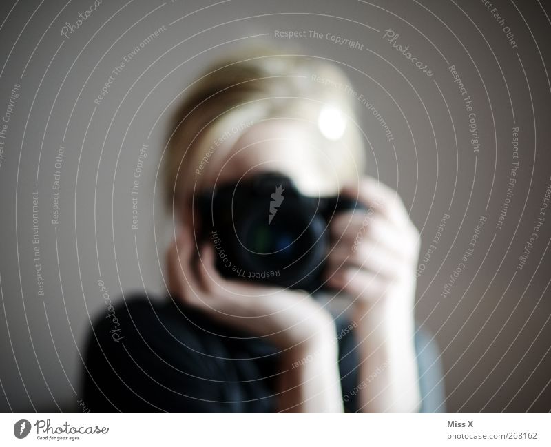 Haltungsnote Mensch 1 blond festhalten Fotografie Fotografieren Fotokamera Farbfoto Gedeckte Farben Reflexion & Spiegelung Unschärfe Blick in die Kamera