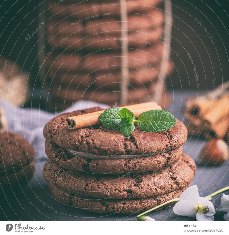 runde Schokoladenplätzchen mit Sahne Kuchen Dessert Ernährung Frühstück Tisch Blume dunkel lecker braun schwarz Hintergrund backen Bäckerei Biskuit Jeton Zimt