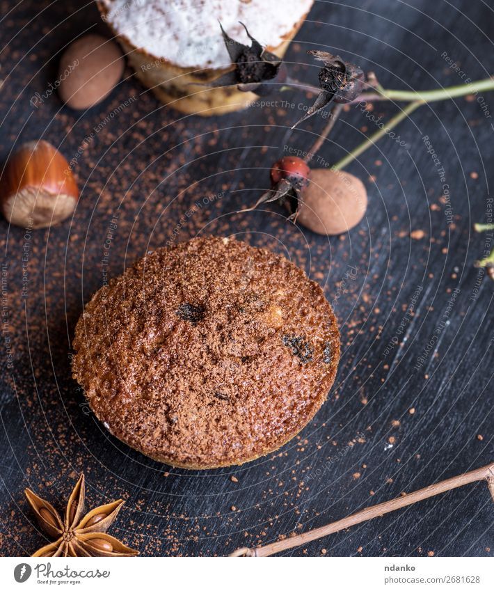 gebackene Muffins auf einem schwarzen Tisch Kuchen Dessert Süßwaren Frühstück Holz Essen dunkel klein oben braun Hintergrund Bäckerei Schokolade