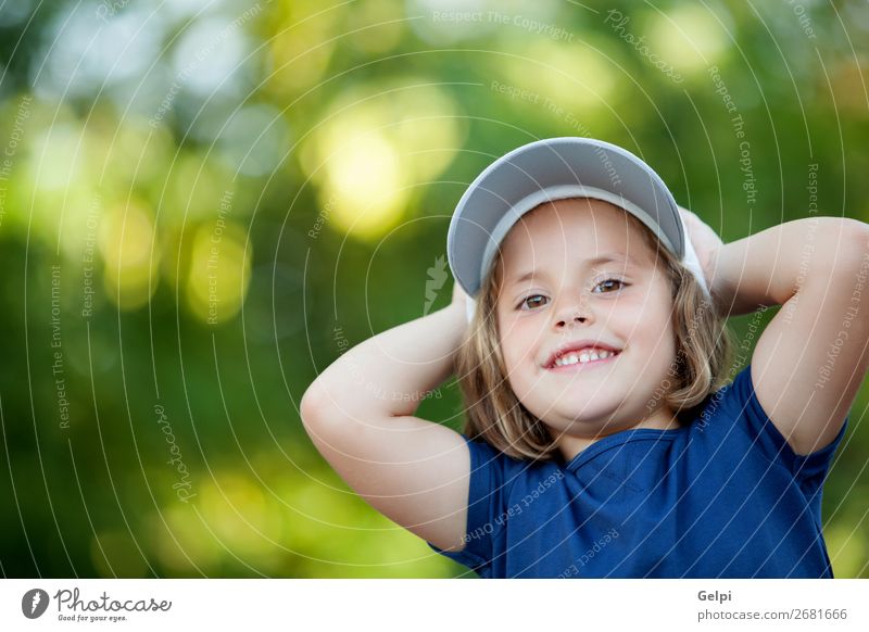 Kleines süßes Mädchen mit einer Mütze im Park. Freude Glück schön Gesicht Leben Erholung Freizeit & Hobby Ferien & Urlaub & Reisen Freiheit Camping Sommer Kind