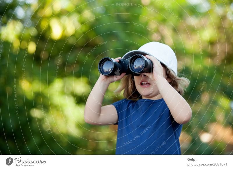 Kleines niedliches Mädchen mit einer Mütze im Park mit einem Fernglas Freude Glück schön Gesicht Leben Freizeit & Hobby Ferien & Urlaub & Reisen Camping Sommer