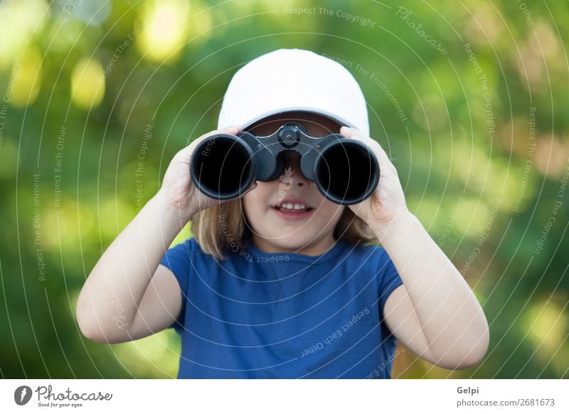 Kleines süßes Mädchen im Park, das mit einem Fernglas aussieht. Freude Glück schön Gesicht Leben Freizeit & Hobby Ferien & Urlaub & Reisen Camping Sommer Kind