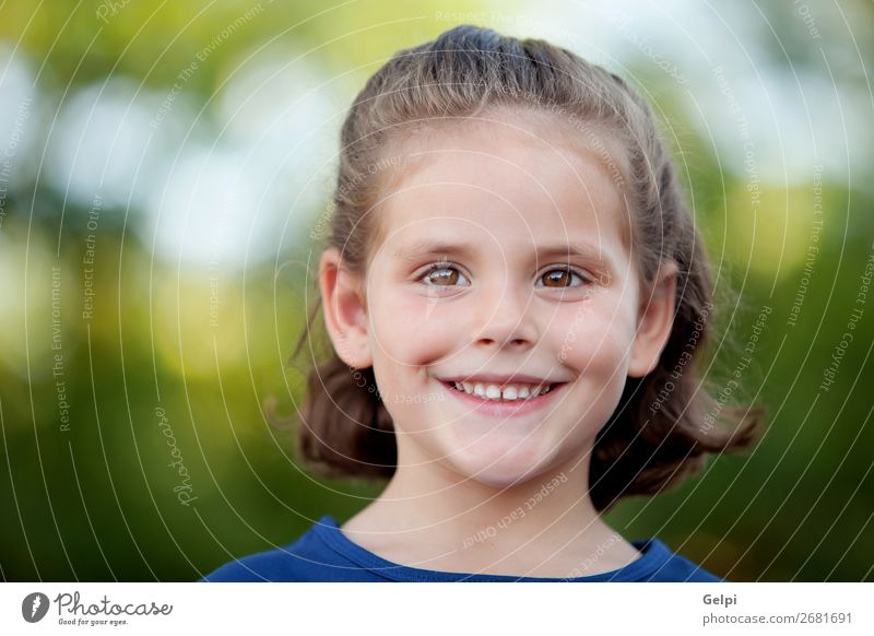 Süßes kleines Mädchen auf dem Park Lifestyle Freude Glück schön Gesicht Sommer Kind Mensch Frau Erwachsene Kindheit Natur Pflanze Blume blond Lächeln