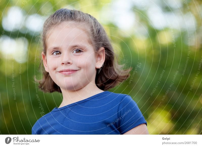 Süßes kleines Mädchen auf dem Park Lifestyle Freude Glück schön Gesicht Sommer Kind Mensch Frau Erwachsene Kindheit Natur Pflanze Blume blond Lächeln