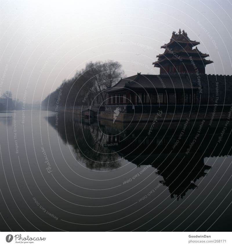 Forbidden City. Stadt Hauptstadt Stadtzentrum Stadtrand Haus Fassade Sehenswürdigkeit Wahrzeichen Denkmal Verbotene Stadt dunkel groß kalt Stimmung Farbfoto